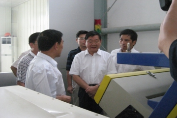  省人大常委会农业与农村工作委员会主任桂梅生一行  来青草香米业集团视察