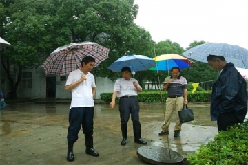 安庆市粮食局领导带队来我公司 检查指导防汛工作 